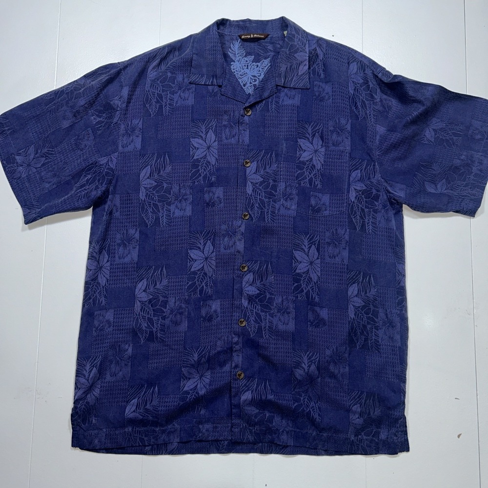 Tommy Bahama 100% Silk Blue Men's Medium Wood Button Hawaiin Floral Boxes